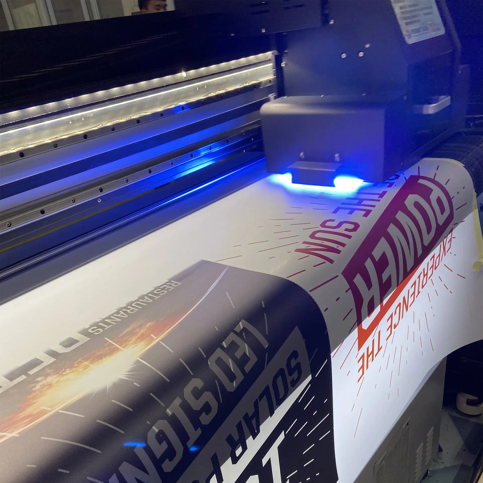 成都噴繪寫真廣告好色先生TV版製作安裝